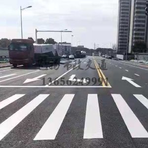 什么原因公路上的道路劃線一般都帶有反光膜？